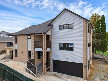 Stunning 7-Bedroom, 4-Bathroom Family Home!