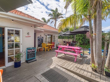 ART DECO STYLE, RESTAURANT/LEASE OR RES DWELLING?