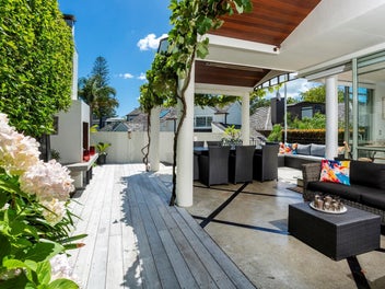 Stunning Alfresco Living–Steps from Takapuna Beach
