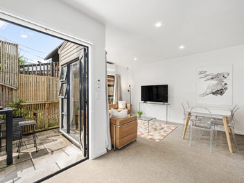 EFFORTLESS CITY-FRINGE LIVING IN THORNDON