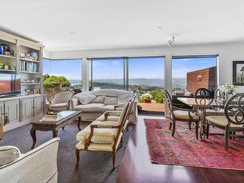 CAPTIVATING VIEWS & CLASSIC CHARM