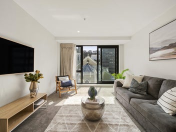 IDEAL INNER-CITY BOLT-HOLE