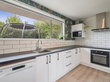 Spacious Family Home In Private lane