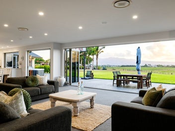 Expansive Entertainer, Apartment and Views!