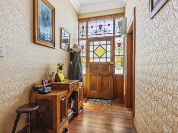 3 or 4 bedroom Newtown Villa