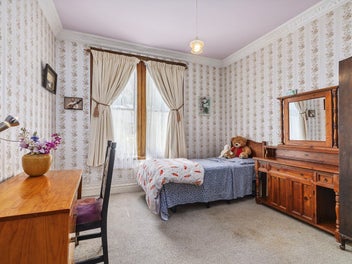 NEWTOWN VILLA WITH SECRET GARDEN