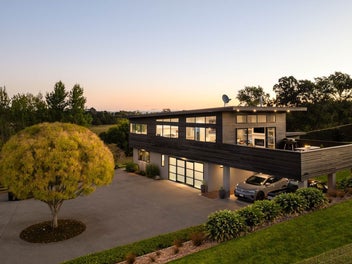 STYLISH SOPHISTICATION ONLY MINUTES FROM TOWN