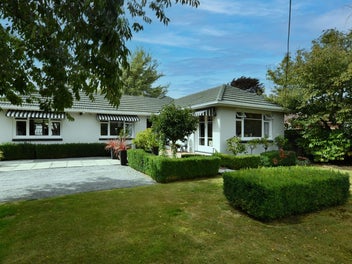 Superb Convenience with Stylish Street Appeal!