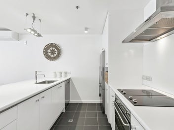 Spacious & Sun-Filled CBD Apartment