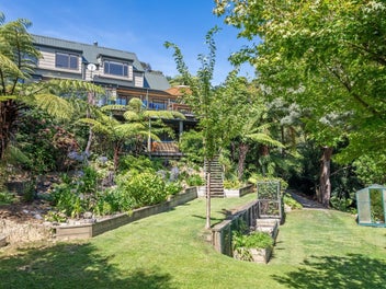 Double Bay Luxury: Three-Level Waterfront Retreat