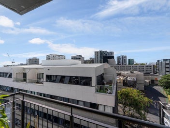 Queen St Apartment – Must Sell!