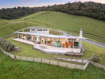 Prestigious coastal beauty, space and two titles