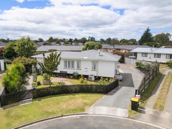 Spacious Family Haven with Privacy and Charm!