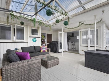 Huge Family Home in Quiet Position