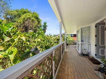 Your Narrow Neck Haven – A Rare Opportunity!