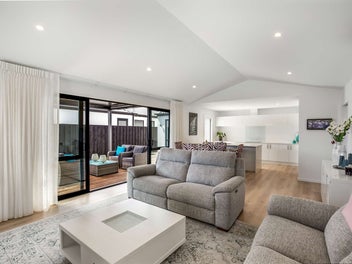 Modern Elegance in Spring Grove!