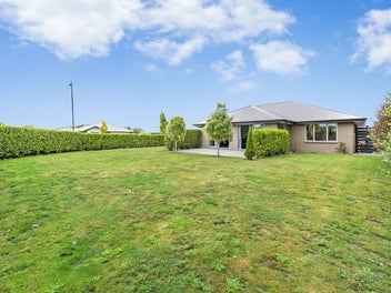 Sunny, spacious + additional secure parking!