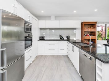 3 Beds, an office & additional parking space!