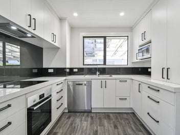 Spacious family home awaits you!