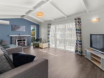 Neat as a Pin, Move Straight In-now BEO $435,000!