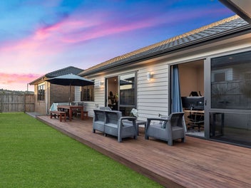 2 Living Area, 2.5 Bath, 2 Heat Pump, ALL IN ONE!