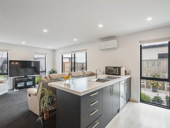 Central Silverstream Living-Lock Up and Leave.