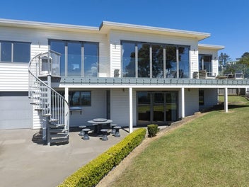 EXQUISITE BEACHFRONT - DOUBTLESS BAY
