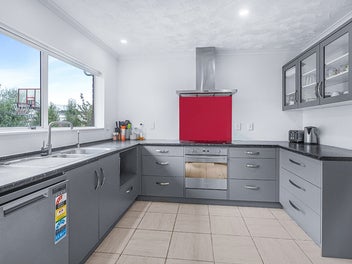 Family Home in Dream Location!