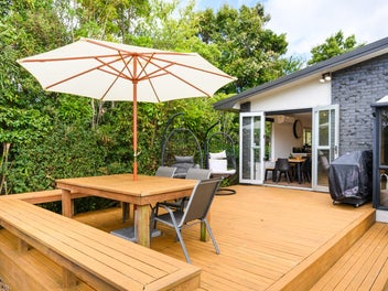 Modern Family Living With Huge Garaging!!