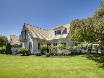 Immaculate townhouse living, cul-de-sac location