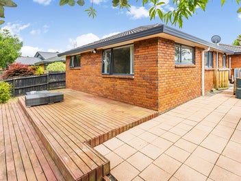 4 bedrooms Double Garage Brick