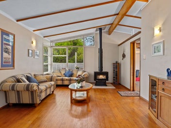Forget the CV! 60s Kiwi Classic on 1184m2 Site!