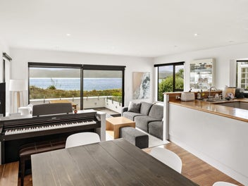 COASTAL CHARM MEETS MODERN LIFESTYLE