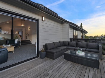 Spectacular Family Haven: Mairangi Bay Perfection