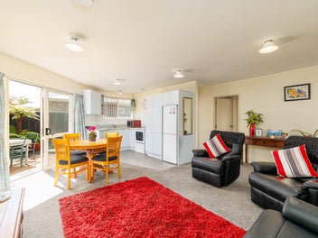 Perfect Over 60s Unit - Easy Living Awaits!