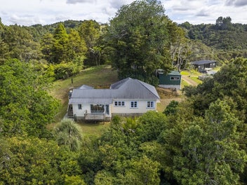 RENOVATOR'S DREAM - PRIVATE, PEACEFUL, MUST SELL!