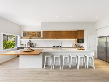 COASTAL SOPHISTICATION IN ROTHESAY BAY!
