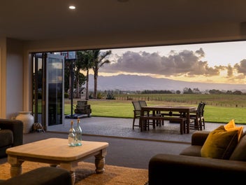 Expansive Entertainer, Apartment and Views!