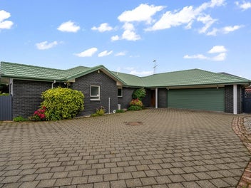 Sunny, Comfortable, and Convenient in Rosedale