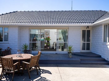 Stylish modernised Summerhill Stone Gem