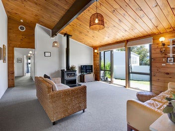 FULLY RENOVATED FAMILY RETREAT