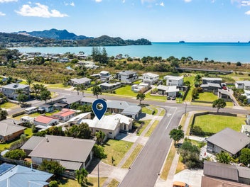 Price reduced! Sunny and walk to the beach!