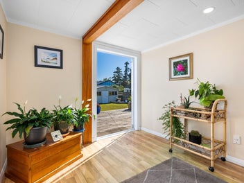 Villa with a Brand-New Roof! Families &...