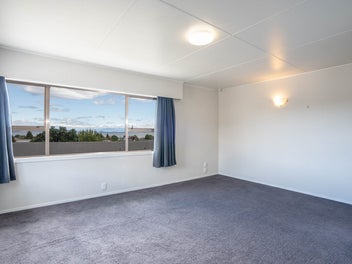Central flat with lake and mountain views