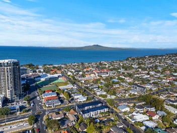 BRAND NEW TAKAPUNA TOWNHOUSE- ONLY 2 LEFT