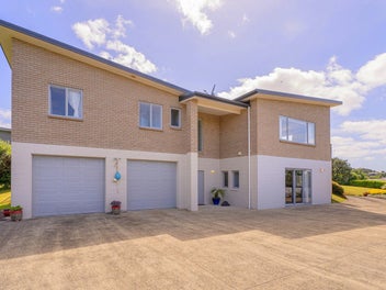ELEVATE YOUR LIFESTYLE - SEA VIEWS &...