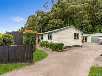 Scenic Retreat with 5 Beds & 3 Bath!