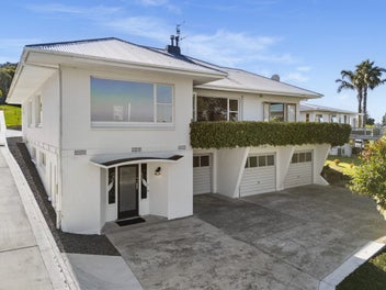 Space for a Business or Extended Family Living!!