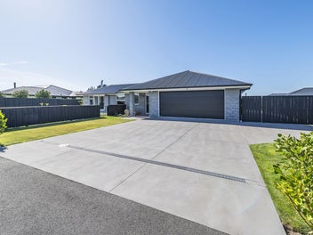 Cracking Family Home On 1/4 Acre Section