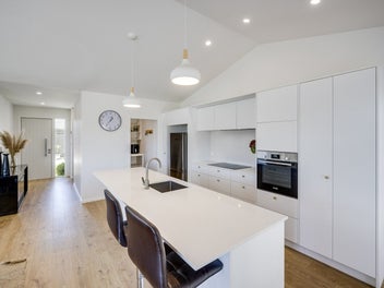 Sleek design, 2022 build, cul-de-sac